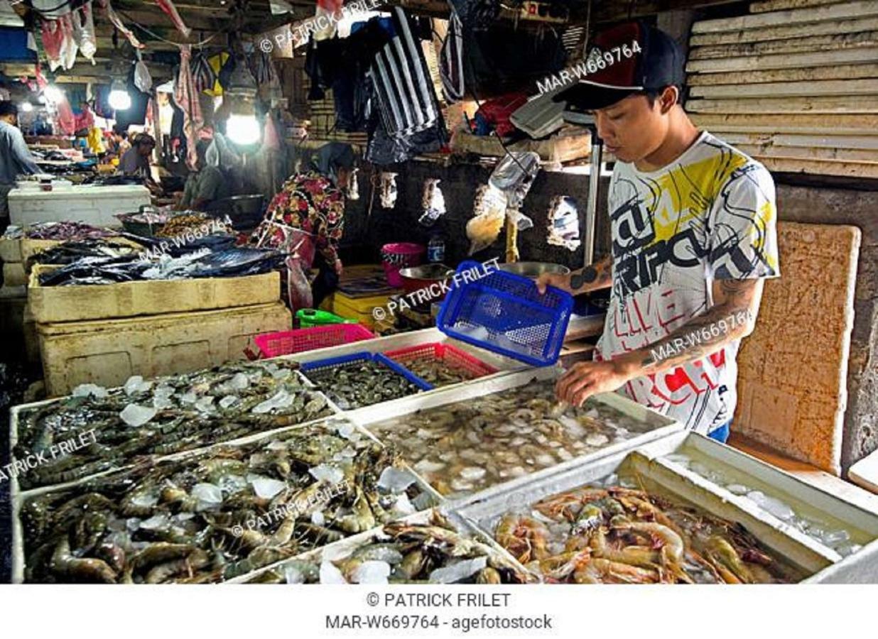 Bali Bobo Hostel Jimbaran  Exterior photo A vendor selling seafood at the market