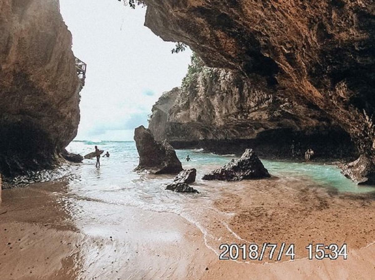 Bali Bobo Hostel Jimbaran  Exterior photo The beach at the entrance of the cave