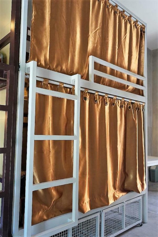 Bali Bobo Hostel Jimbaran  Exterior photo A curtain at a Japanese bath