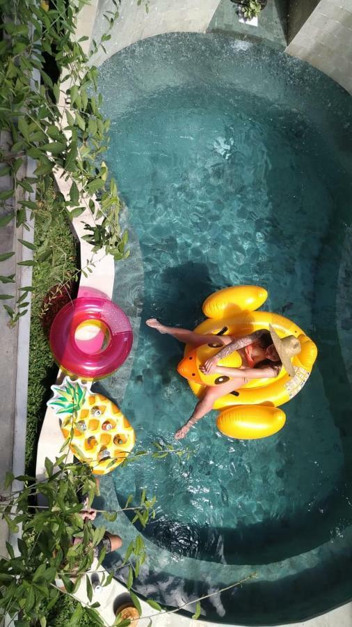 Bali Bobo Hostel Jimbaran  Exterior photo A woman on a float